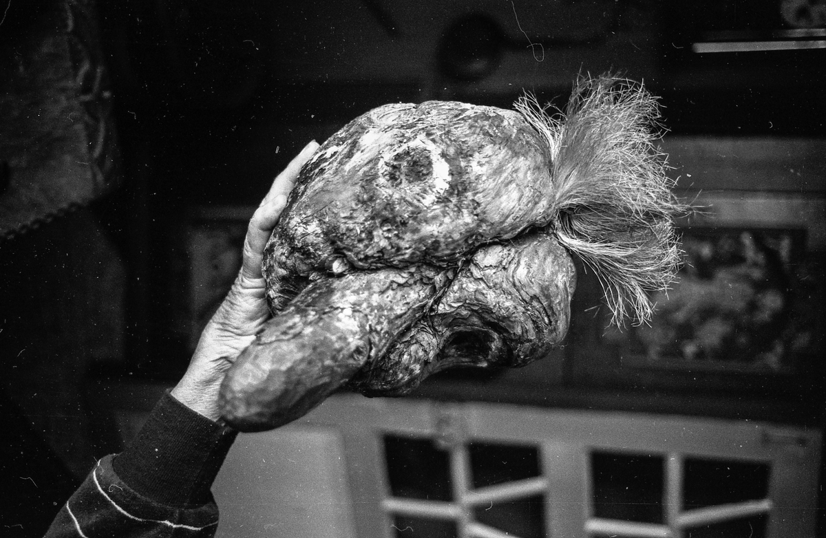 Divererse motiver fra Hølen. Skøyen kolonial. Hølenselva med småbåter og fine sommermotiver. Bro over Tegnebyholtet. Stasjonsmesteren eller postmesteren.
Fotograf: ØB Ukjent