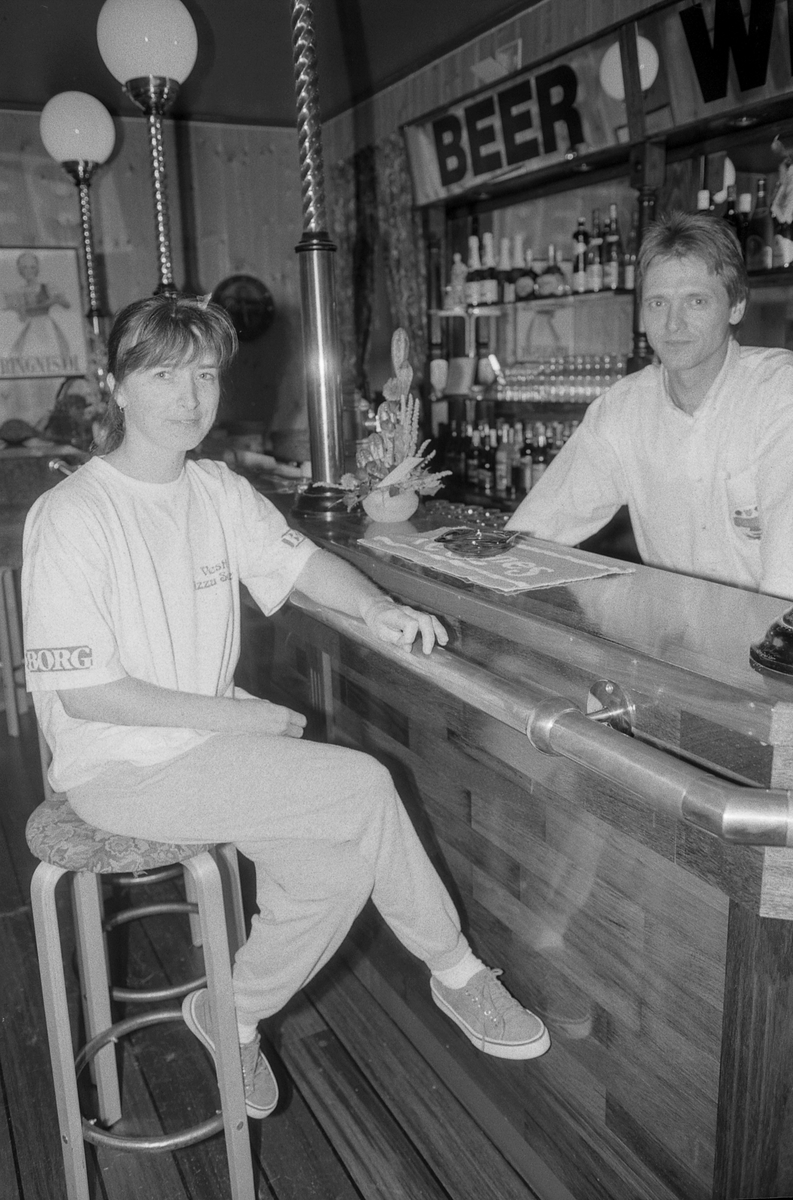 Jeppes Pub og Pizza i Vestby i engelsk stil med barkrakker og trepanel. Hege Ystmark sørger for pizza og pubvert Frank Pedersen for det skummende ølet.