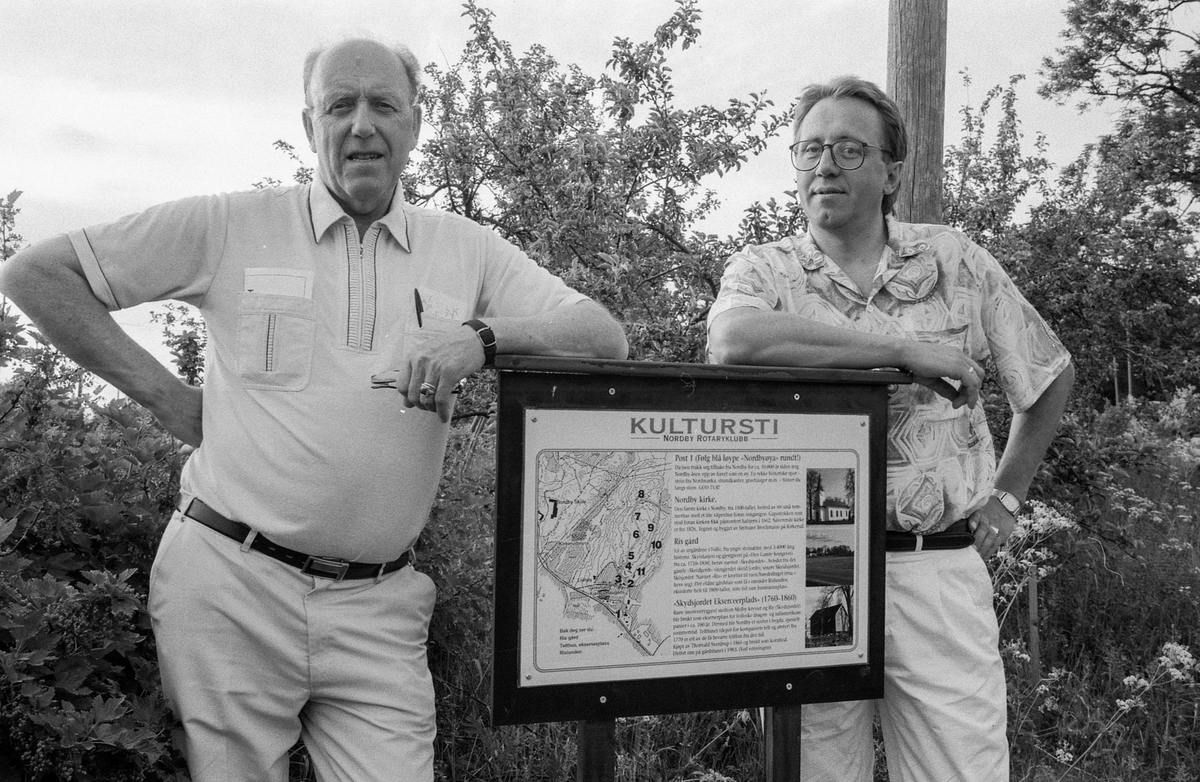 Kultursti åpnet i Nordby. Ordfører Johan Alnes kipper over båndet. Thorbein Gamst (tv) og Thorbjørn Nilsen, begge medlemmer av Nordby Rotary klubb sto bak prosjektet.