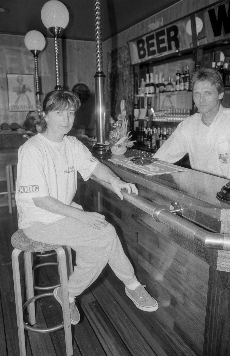 Jeppes Pub og Pizza i Vestby i engelsk stil med barkrakker og trepanel. Hege Ystmark sørger for pizza og pubvert Frank Pedersen for det skummende ølet.