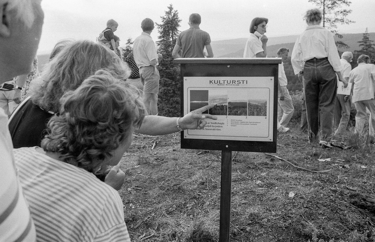 Kultursti åpnet i Nordby. Ordfører Johan Alnes kipper over båndet. Thorbein Gamst (tv) og Thorbjørn Nilsen, begge medlemmer av Nordby Rotary klubb sto bak prosjektet.