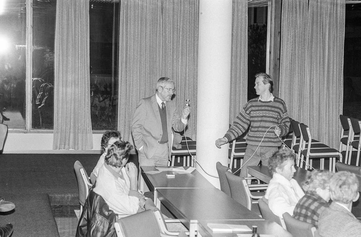 Legevaktordningen i Oppegård opp til debatt. Menn rundt et bord med avisoppslag liggende på bordet. Fra venstre: Bjørn Kristiansen, Arne Sørlie, Tor Erik Granum, kommunelege Rolf Holth og lege Morten Nyrud.