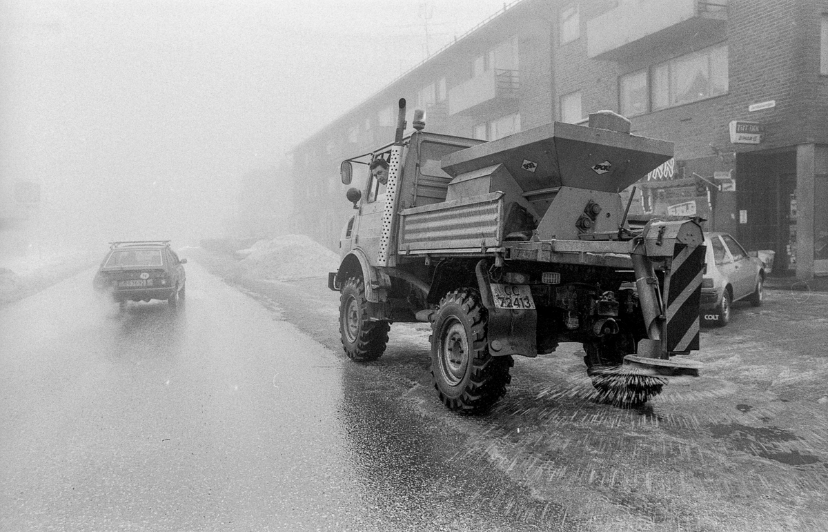 Strøbil på sølete, isete vei i Jernbaneveien i Ski.