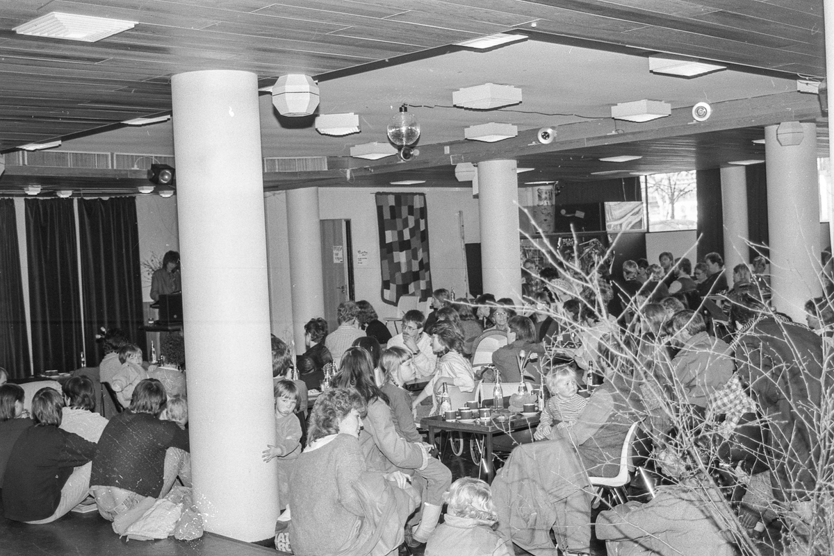 8. mars i Follo, demonstrasjonstog i Ås med bannere og slagord. Møter og taler.
Fotograf: ØB Grønlund