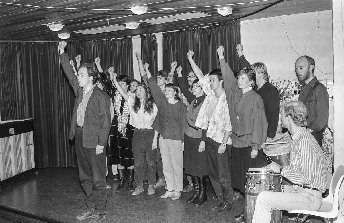8. mars i Follo, demonstrasjonstog i Ås med bannere og slagord. Møter og taler.
Fotograf: ØB Grønlund