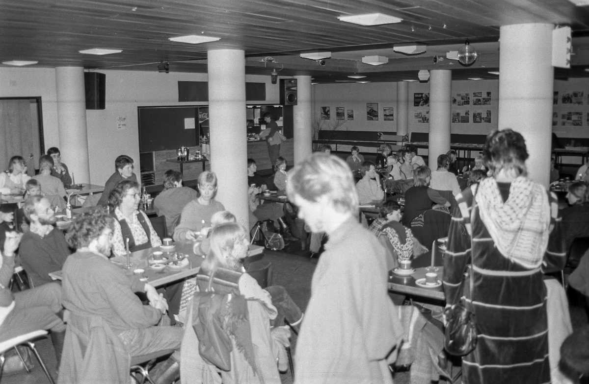 8. mars i Follo, demonstrasjonstog i Ås med bannere og slagord. Møter og taler.
Fotograf: ØB Grønlund