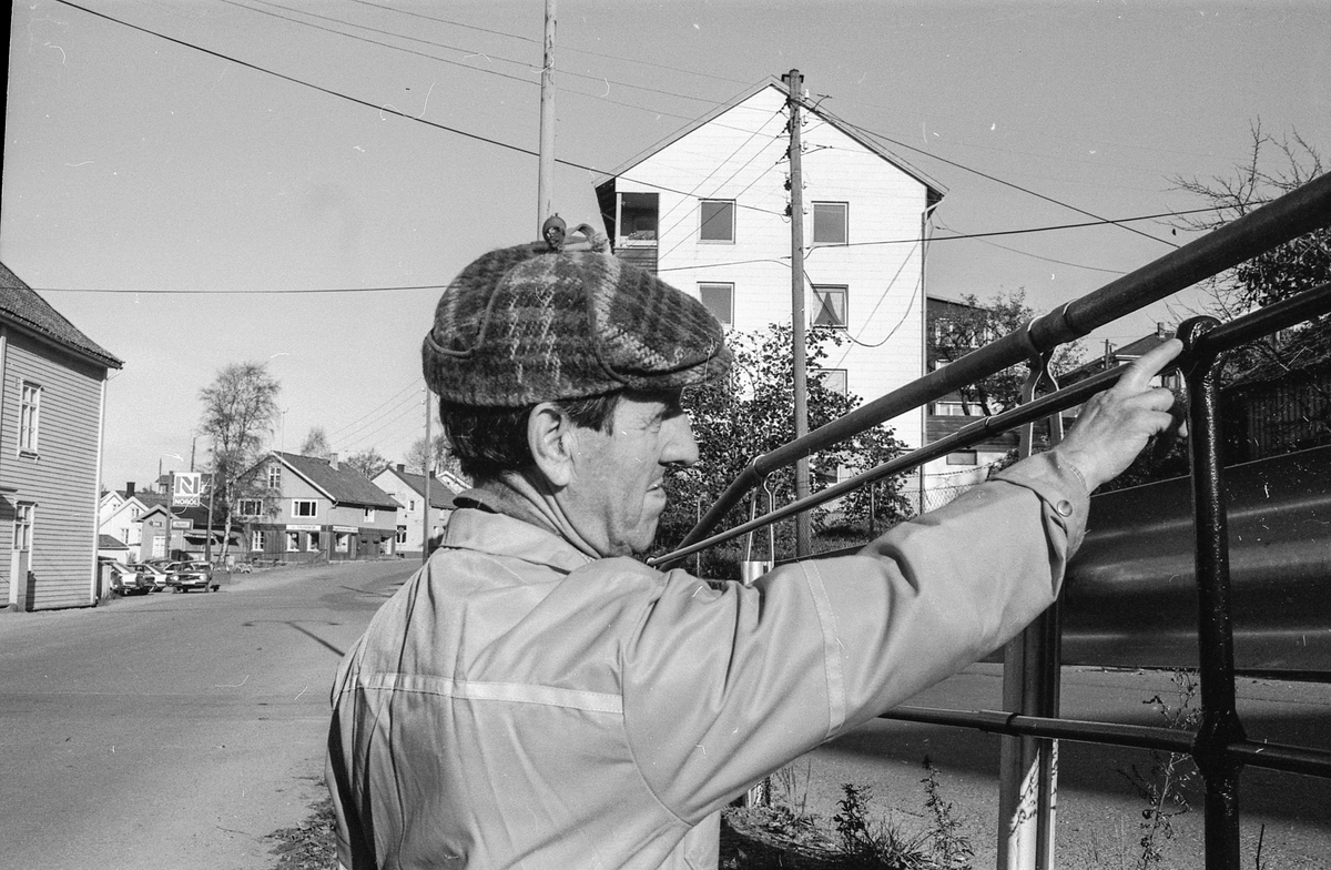 Autovernet i Jørnsebakken erstattes av jernrekkverk  da Drøbak er verneverdig område. Leif Slettevold og Rolf Olaussen i Akershus veivesen.