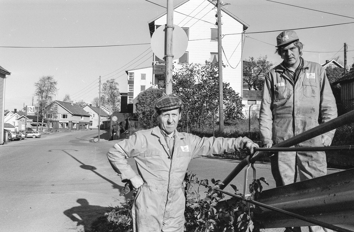 Autovernet i Jørnsebakken erstattes av jernrekkverk  da Drøbak er verneverdig område. Leif Slettevold og Rolf Olaussen i Akershus veivesen.