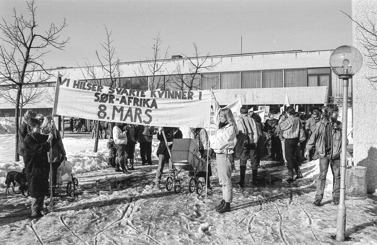 8. mars i Follo, demonstrasjonstog i Ås med bannere og slagord. Møter og taler.
Fotograf: ØB Grønlund