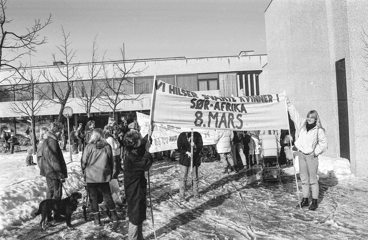 8. mars i Follo, demonstrasjonstog i Ås med bannere og slagord. Møter og taler.
Fotograf: ØB Grønlund