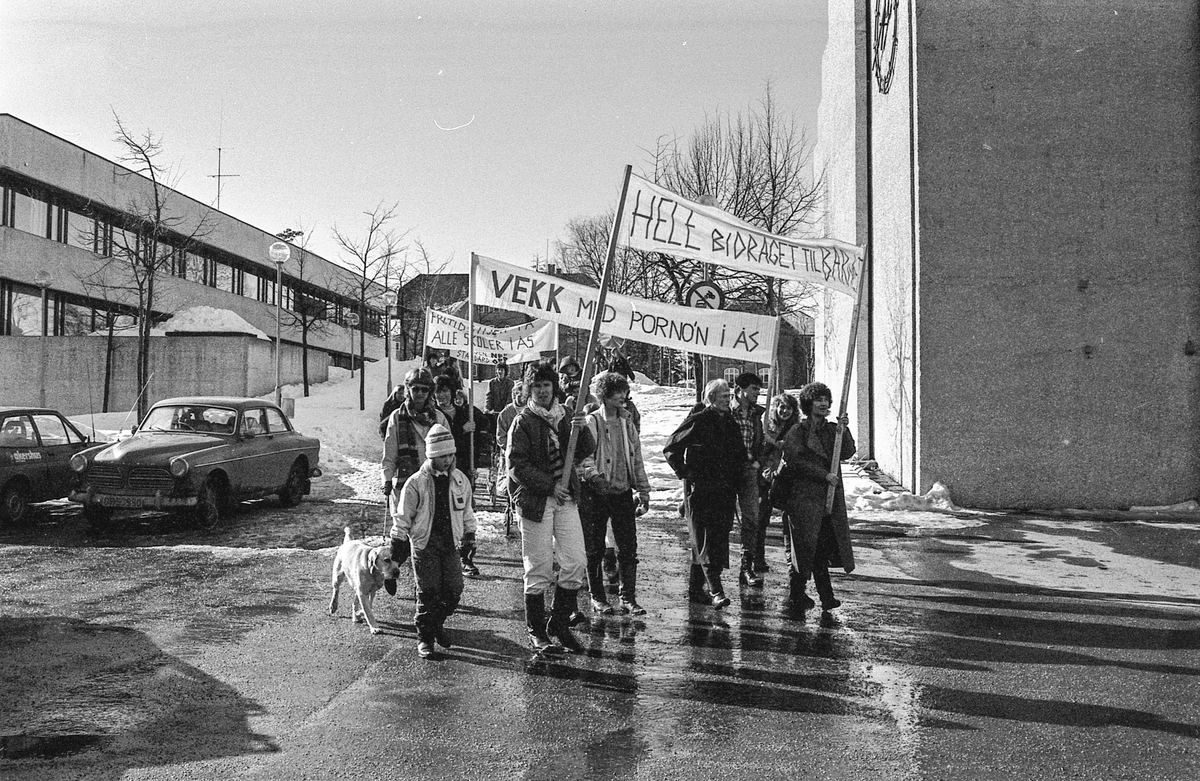 8. mars i Follo, demonstrasjonstog i Ås med bannere og slagord. Møter og taler.
Fotograf: ØB Grønlund