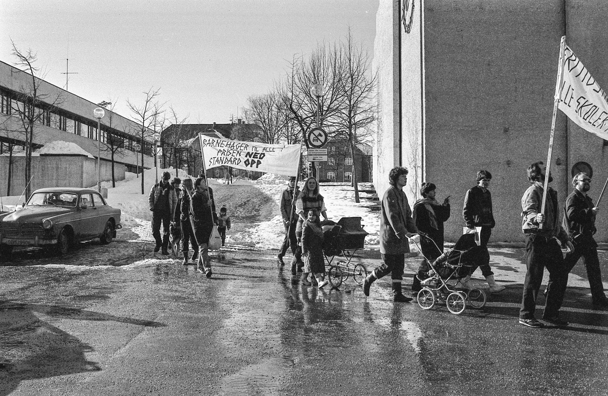 8. mars i Follo, demonstrasjonstog i Ås med bannere og slagord. Møter og taler.
Fotograf: ØB Grønlund