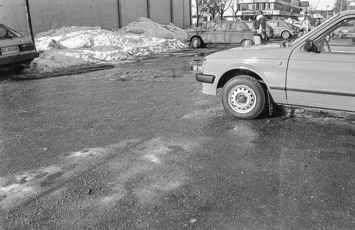 8. mars i Follo, demonstrasjonstog i Ås med bannere og slagord. Møter og taler.
Fotograf: ØB Grønlund