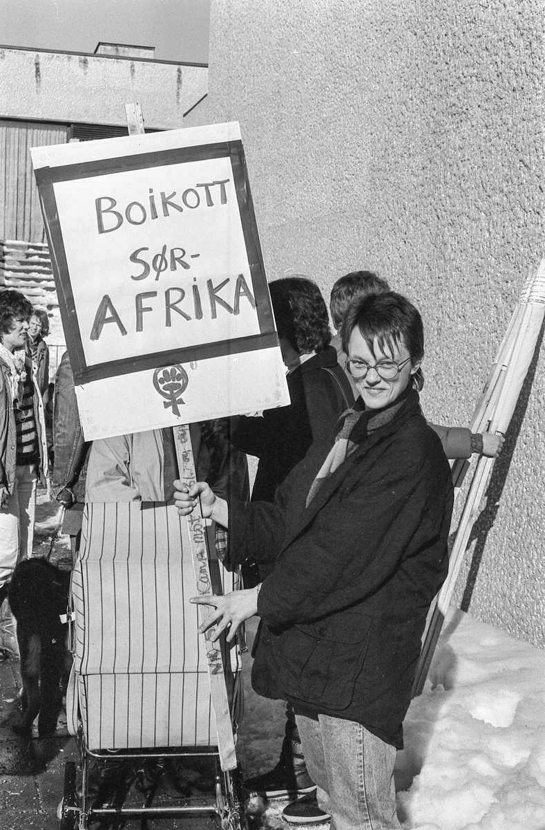 8. mars i Follo, demonstrasjonstog i Ås med bannere og slagord. Møter og taler.
Fotograf: ØB Grønlund