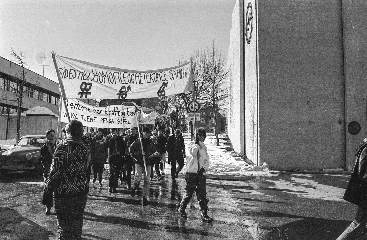 8. mars i Follo, demonstrasjonstog i Ås med bannere og slagord. Møter og taler.
Fotograf: ØB Grønlund