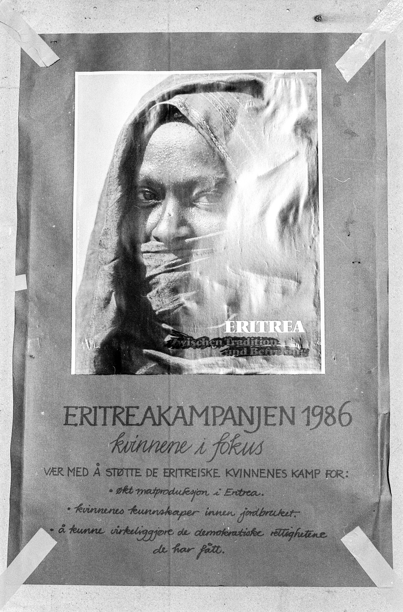 8. mars i Follo, demonstrasjonstog i Ås med bannere og slagord. Møter og taler.
Fotograf: ØB Grønlund