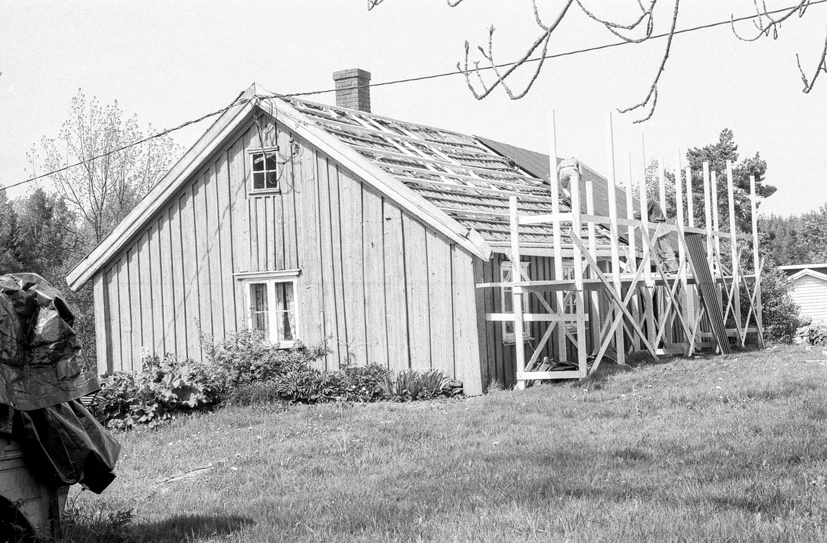 Verneverdig bryggerhus fra Skjellerud Gård i Frogn flyttes til Follo Museum. Gammel trebygning med stilasje og reparasjon av taket.