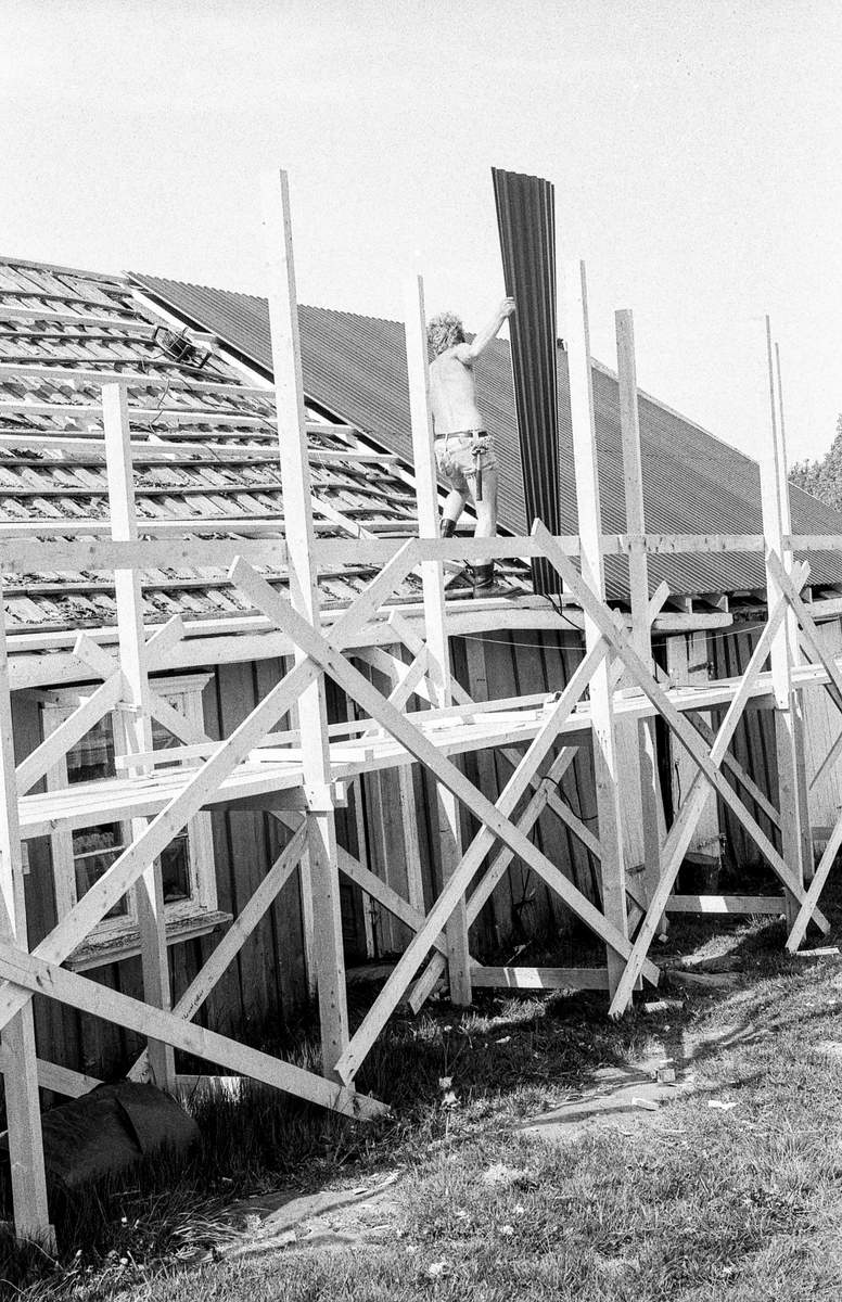 Verneverdig bryggerhus fra Skjellerud Gård i Frogn flyttes til Follo Museum. Gammel trebygning med stilasje og reparasjon av taket.