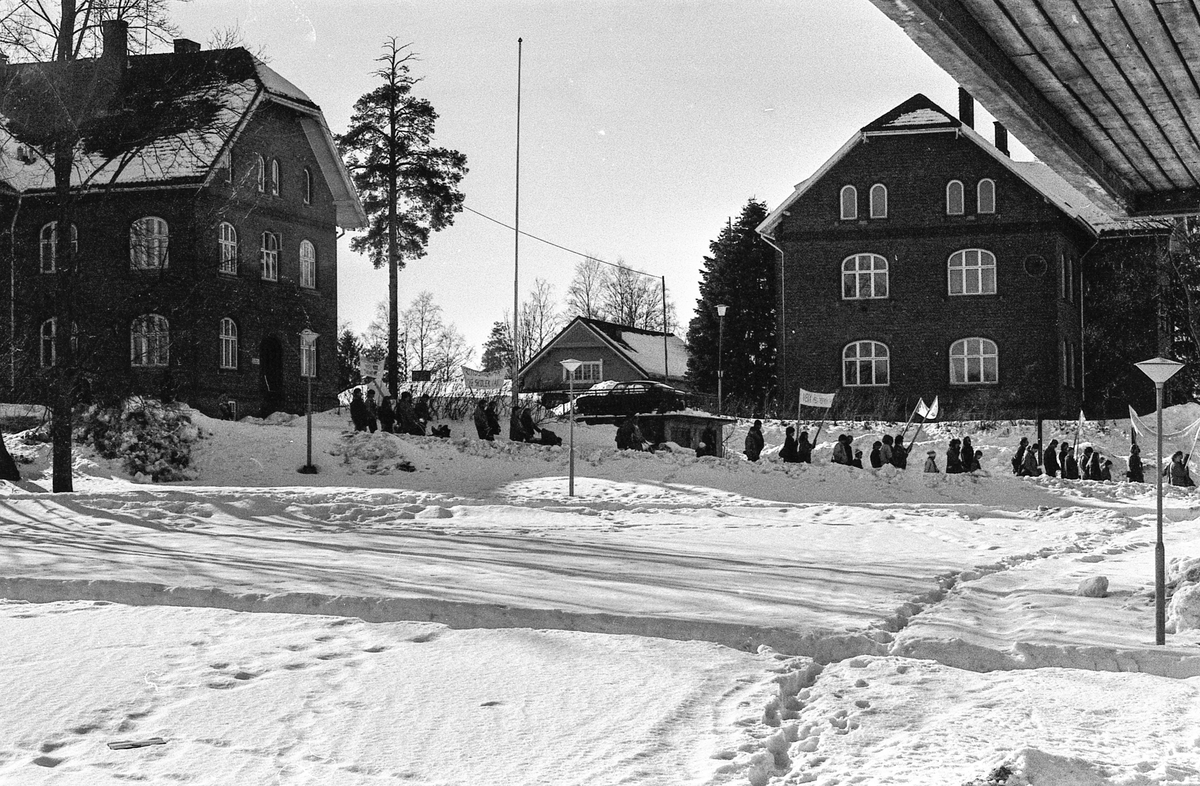 8. mars i Follo, demonstrasjonstog i Ås med bannere og slagord. Møter og taler.
Fotograf: ØB Grønlund