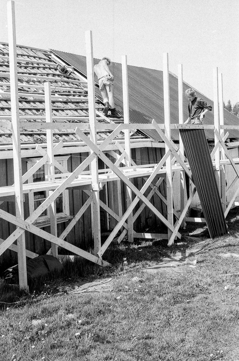 Verneverdig bryggerhus fra Skjellerud Gård i Frogn flyttes til Follo Museum. Gammel trebygning med stilasje og reparasjon av taket.