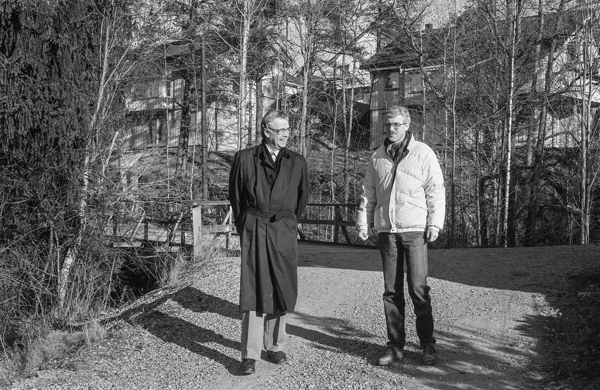 Kongeveien i Ås gjennom Nordby fra Landbrukshøyskolen, Ås kirke og Riisallene til Nordby. Under dalsbroen. Husmannsplassen Egge, like sør for Melby. Vidar Aasheim tv. og Erik Aas jr. i mørk vinterfrakk.