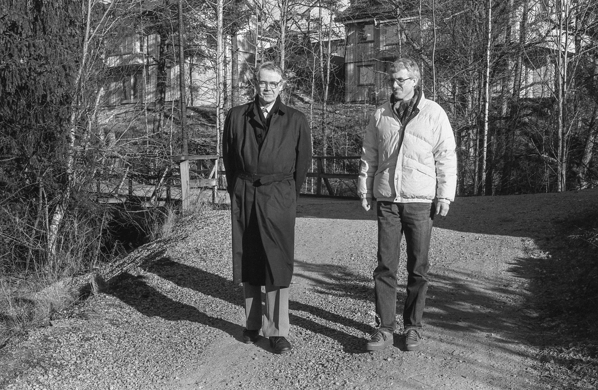 Kongeveien i Ås gjennom Nordby fra Landbrukshøyskolen, Ås kirke og Riisallene til Nordby. Under dalsbroen. Husmannsplassen Egge, like sør for Melby. Vidar Aasheim tv. og Erik Aas jr. i mørk vinterfrakk.