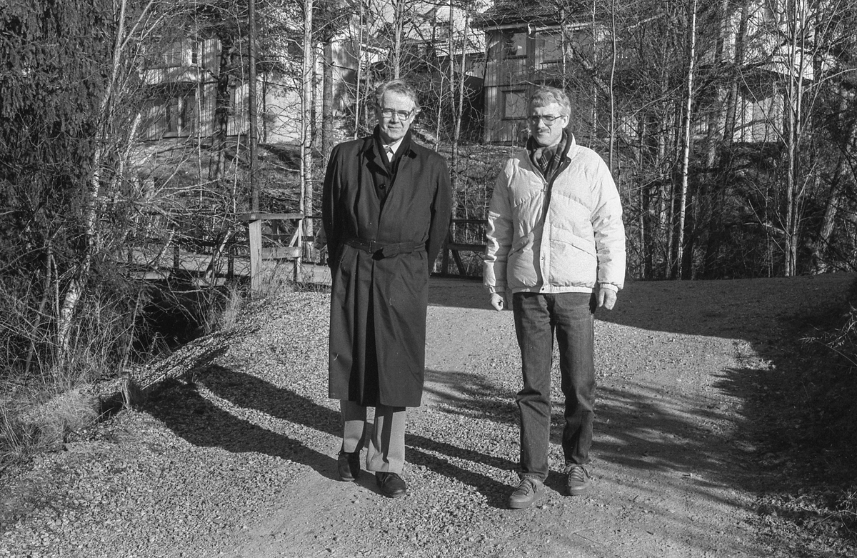 Kongeveien i Ås gjennom Nordby fra Landbrukshøyskolen, Ås kirke og Riisallene til Nordby. Under dalsbroen. Husmannsplassen Egge, like sør for Melby. Vidar Aasheim tv. og Erik Aas jr. i mørk vinterfrakk.