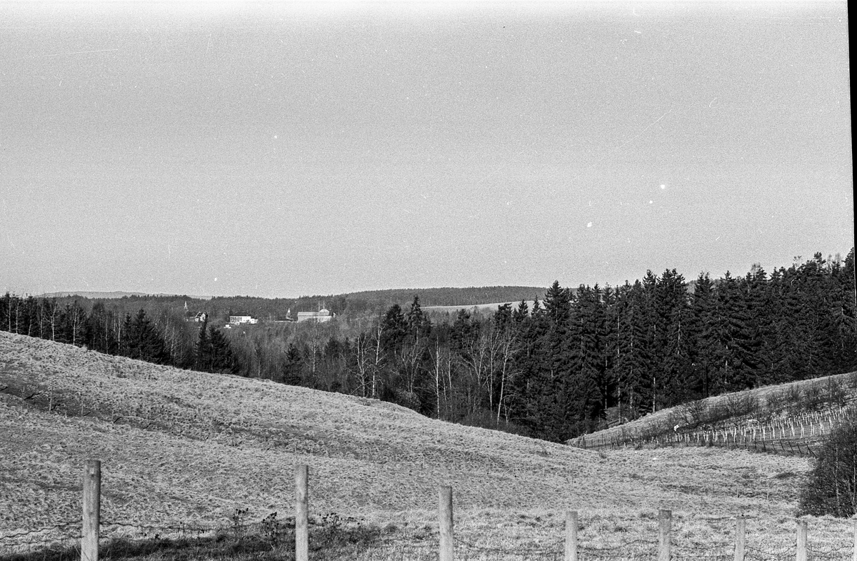 Kongeveien i Ås gjennom Nordby fra Landbrukshøyskolen, Ås kirke og Riisallene til Nordby. Under dalsbroen. Husmannsplassen Egge, like sør for Melby. Vidar Aasheim tv. og Erik Aas jr. i mørk vinterfrakk.