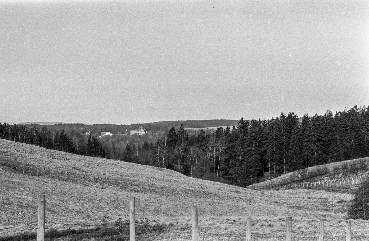 Kongeveien i Ås gjennom Nordby fra Landbrukshøyskolen, Ås kirke og Riisallene til Nordby. Under dalsbroen. Husmannsplassen Egge, like sør for Melby. Vidar Aasheim tv. og Erik Aas jr. i mørk vinterfrakk.