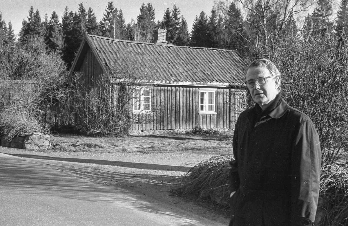 Kongeveien i Ås gjennom Nordby fra Landbrukshøyskolen, Ås kirke og Riisallene til Nordby. Under dalsbroen. Husmannsplassen Egge, like sør for Melby. Vidar Aasheim tv. og Erik Aas jr. i mørk vinterfrakk.