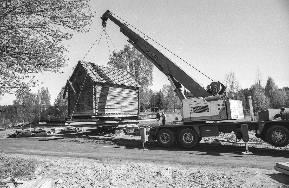 Stabburet på Bjørnebråten gård i Ski flyttes med kranbil og bevares.