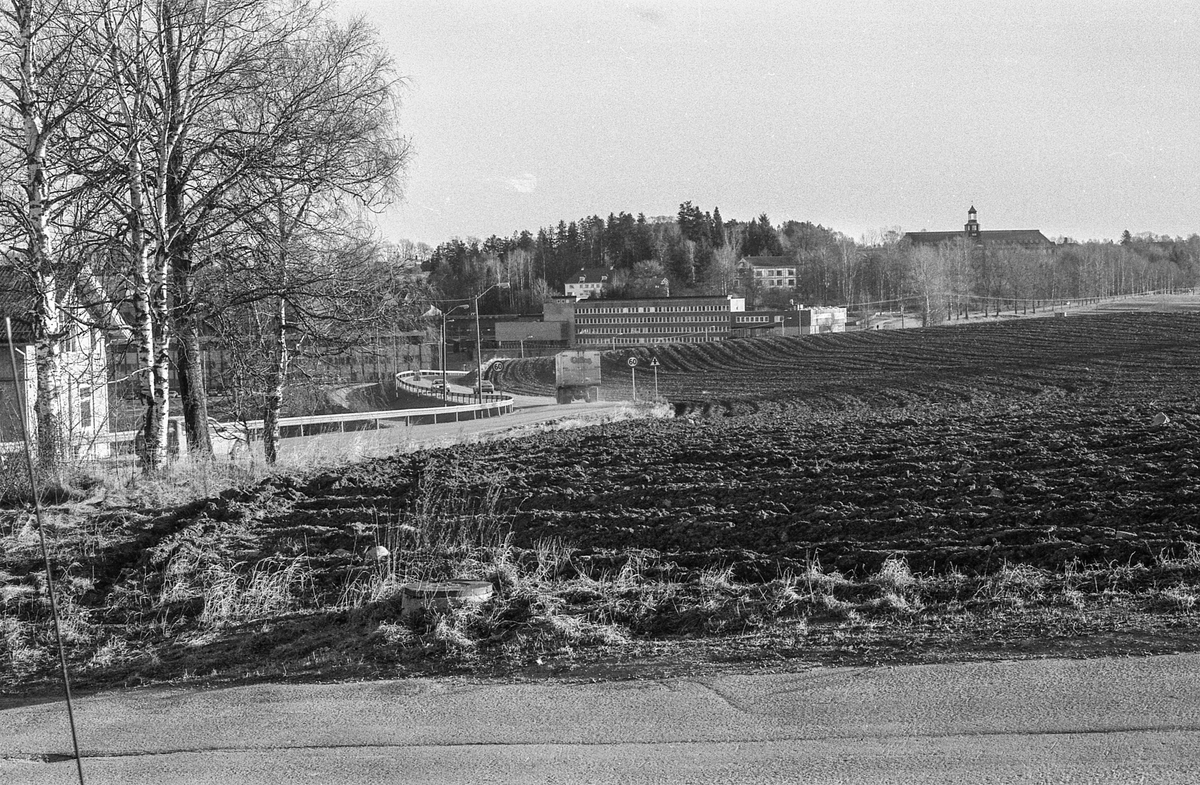 Kongeveien i Ås gjennom Nordby fra Landbrukshøyskolen, Ås kirke og Riisallene til Nordby. Under dalsbroen. Husmannsplassen Egge, like sør for Melby. Vidar Aasheim tv. og Erik Aas jr. i mørk vinterfrakk.
