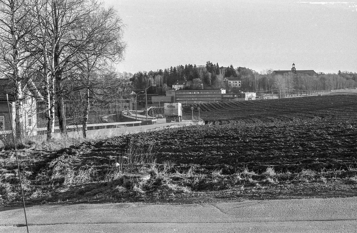 Kongeveien i Ås gjennom Nordby fra Landbrukshøyskolen, Ås kirke og Riisallene til Nordby. Under dalsbroen. Husmannsplassen Egge, like sør for Melby. Vidar Aasheim tv. og Erik Aas jr. i mørk vinterfrakk.