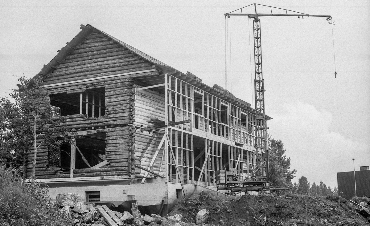 Heer gård, tømmerbygning, gjenreises ved Heer-dammen, nord for stedet den var.
Fotograf: ØB Gjærum