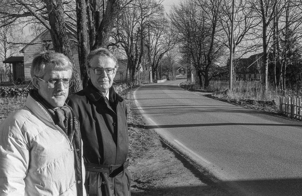Kongeveien i Ås gjennom Nordby fra Landbrukshøyskolen, Ås kirke og Riisallene til Nordby. Under dalsbroen. Husmannsplassen Egge, like sør for Melby. Vidar Aasheim tv. og Erik Aas jr. i mørk vinterfrakk.