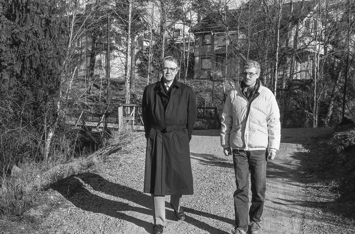 Kongeveien i Ås gjennom Nordby fra Landbrukshøyskolen, Ås kirke og Riisallene til Nordby. Under dalsbroen. Husmannsplassen Egge, like sør for Melby. Vidar Aasheim tv. og Erik Aas jr. i mørk vinterfrakk.