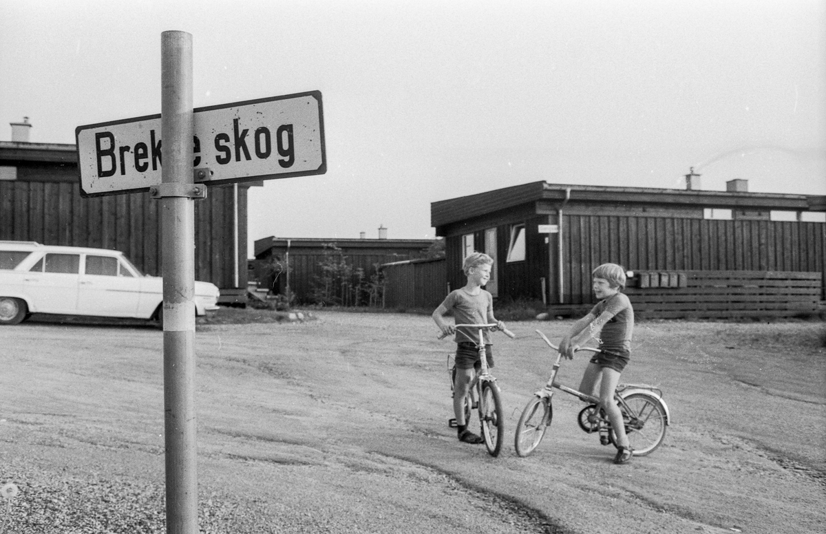 Brekkeskog Boligfelt. To gutter på sykler.
Fotograf: ØB Ukjent
