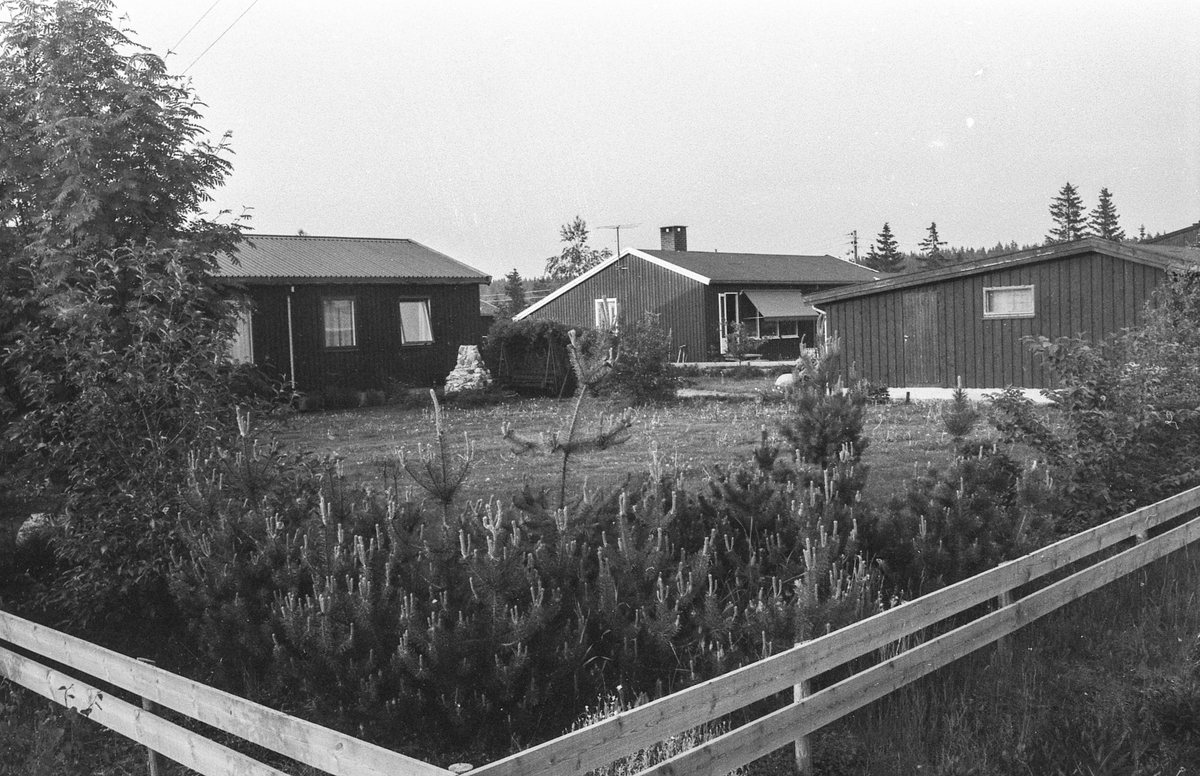 Brekkeskog Boligfelt. To gutter på sykler.
Fotograf: ØB Ukjent