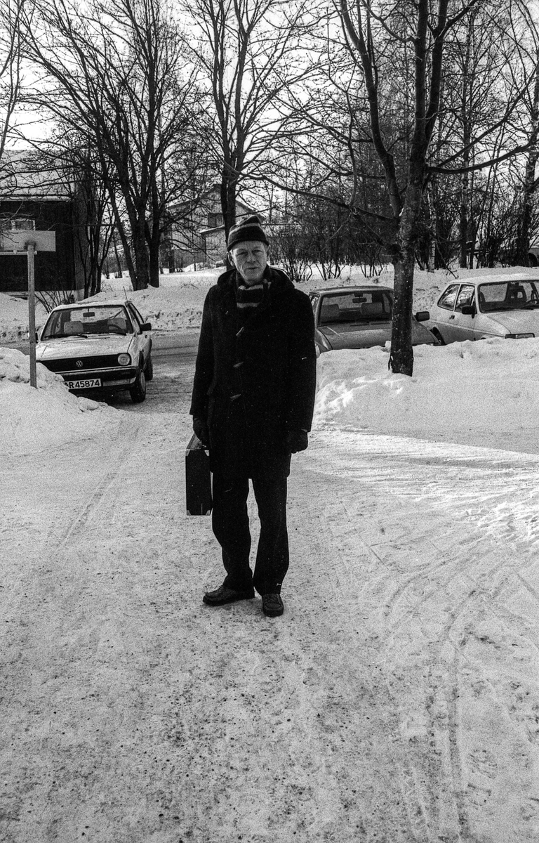 Ås trygdekontor stenger som en aksjon for å få utbedret dataanlegget som de er helt avhengige av. Salgsjef Olav Dalåsen i Norsk Data i samtale med trygdesjef Jan Espeland står i døråpningen med papirer.