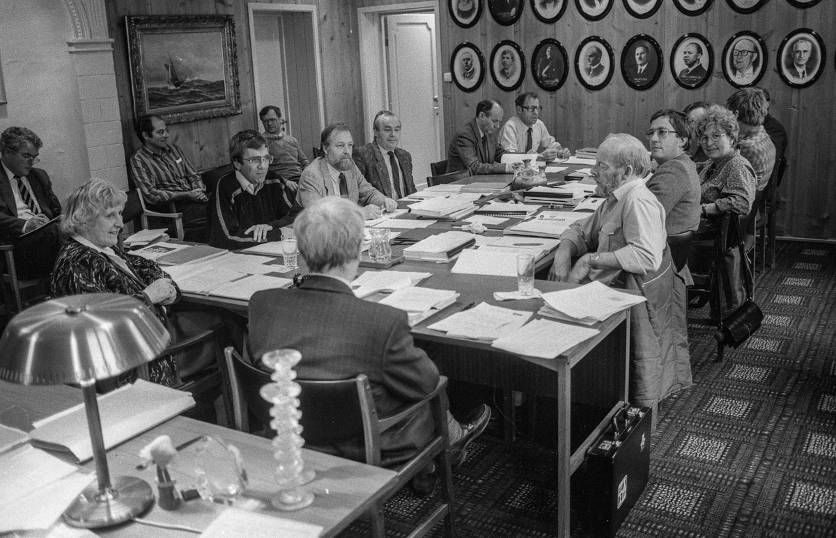 Frogn Trygdekontor med nytt EDB-anlegg. Instruktør Gunn Bentzen gir fungerende gruppeleder Klara Johannssen Johannesen innføring i EDB-rutiner.
