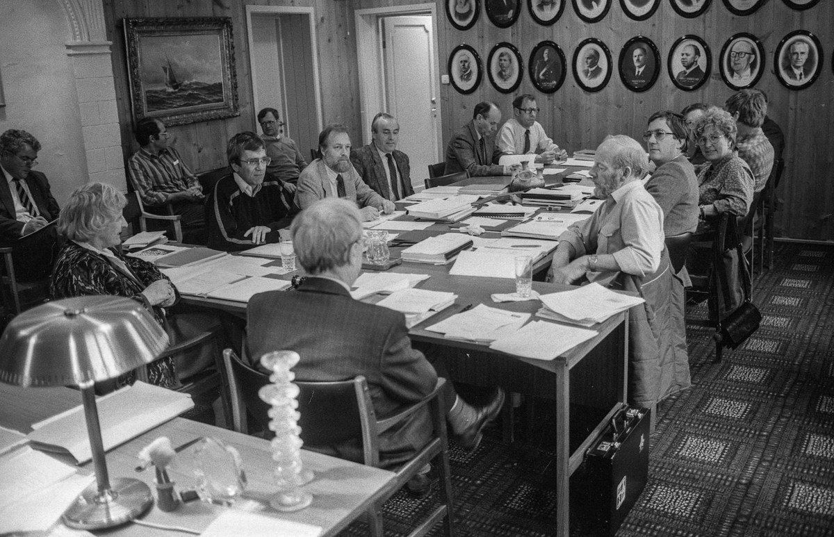 Frogn Trygdekontor med nytt EDB-anlegg. Instruktør Gunn Bentzen gir fungerende gruppeleder Klara Johannssen Johannesen innføring i EDB-rutiner.