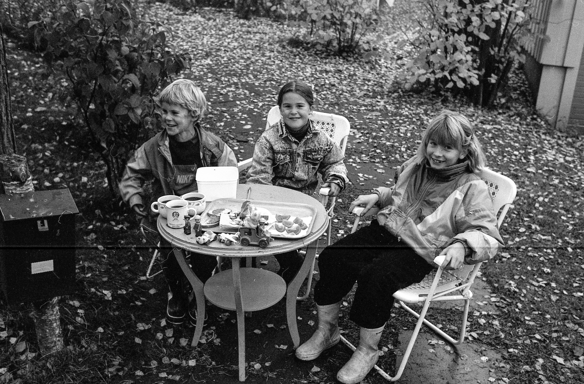Kulturhus i den gamle realskolen på Kolbotn. Friundervisningen, oppegård husflidslag og kolbotn malerklubb.
Svanhild S Kvernaas, Grete Eriksen og Tove Tofte.
Friundervisningen; gamle realskolen; kolbotn; kulturhus; malerklubb