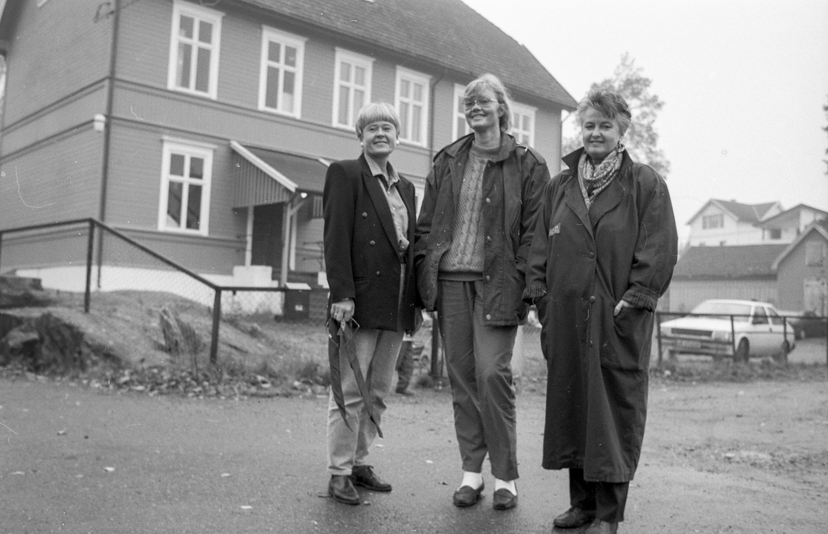 Kulturhus i den gamle realskolen på Kolbotn. Friundervisningen, oppegård husflidslag og kolbotn malerklubb.
Svanhild S Kvernaas, Grete Eriksen og Tove Tofte.
Friundervisningen; gamle realskolen; kolbotn; kulturhus; malerklubb