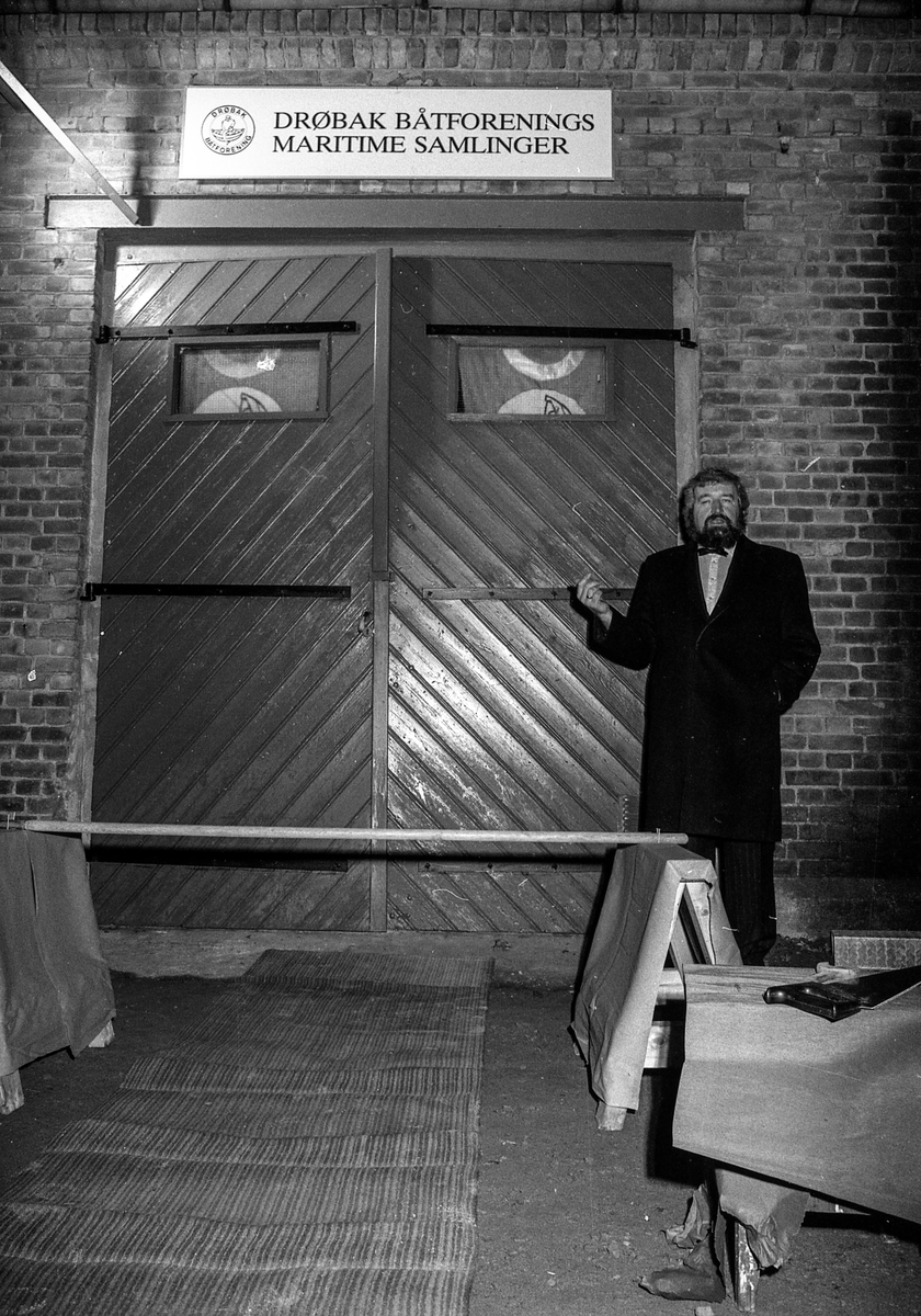 Båtmotormuseet åpnes i Drøbak. Drøbak Båtforenings Maritime samlinger er navnet.
Øystein Øystå, ordfører Bjørn Loge, Kjell Aukrust og Jahn Otto Johansen.
Fotograf: ØB Ukjent