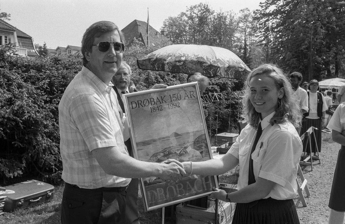 Drøbak-Frogn skolekorps arrangerer sommerstevne for korpsmusikanter i badeparken.
Ordfører Bjørn Loge og Ragnhild Villand fra Vettre Skolekorps.