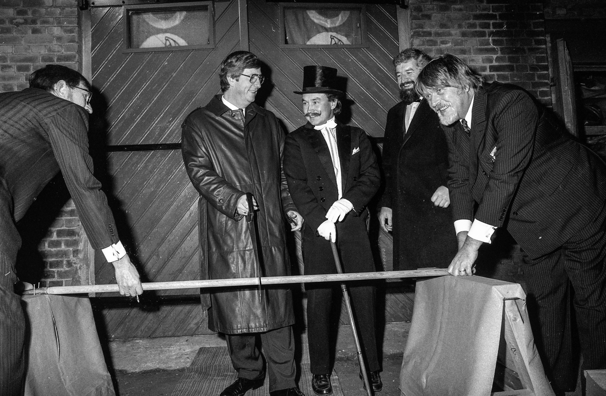 Båtmotormuseet åpnes i Drøbak. Drøbak Båtforenings Maritime samlinger er navnet.
Øystein Øystå, ordfører Bjørn Loge, Kjell Aukrust og Jahn Otto Johansen.
Fotograf: ØB Ukjent