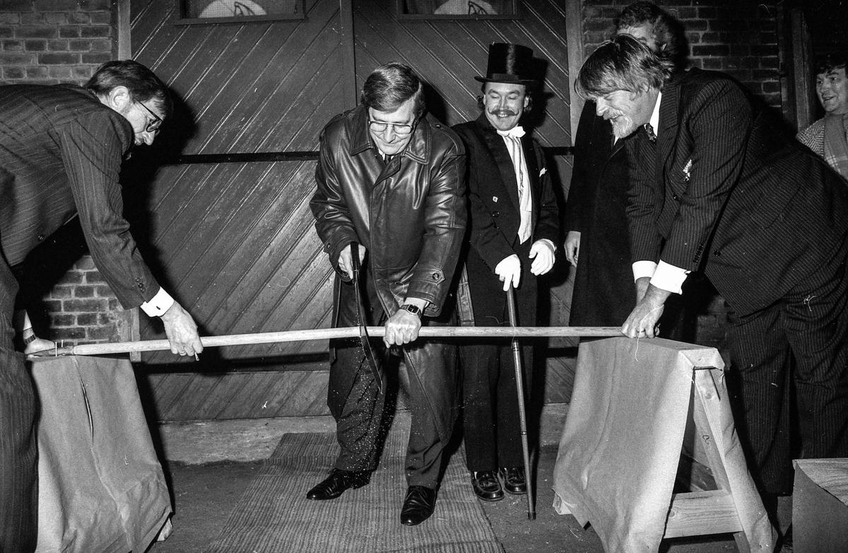 Båtmotormuseet åpnes i Drøbak. Drøbak Båtforenings Maritime samlinger er navnet.
Øystein Øystå, ordfører Bjørn Loge, Kjell Aukrust og Jahn Otto Johansen.
Fotograf: ØB Ukjent