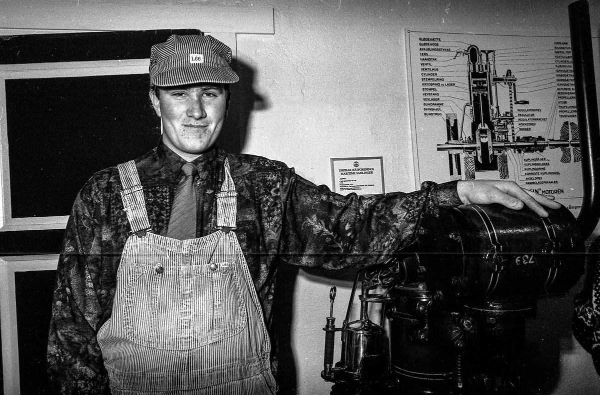 Båtmotormuseet åpnes i Drøbak. Drøbak Båtforenings Maritime samlinger er navnet.
Øystein Øystå, ordfører Bjørn Loge, Kjell Aukrust og Jahn Otto Johansen.
Fotograf: ØB Ukjent
