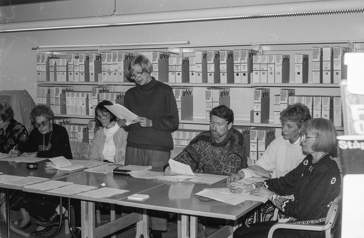 Årsmøte i Oppegård Kunstforening. Endring i formålsparagrafen, amatører får ikke stille ut sammen med kunstnerne. Mange vil melde seg ut. Tove Toftem formann i Kolbotn malerklubb melder ut malerklubben.
Foreningens formann Aina Bøhn og styremedlem Øyvind Brune. 
Fotograf: ØB Ukjent