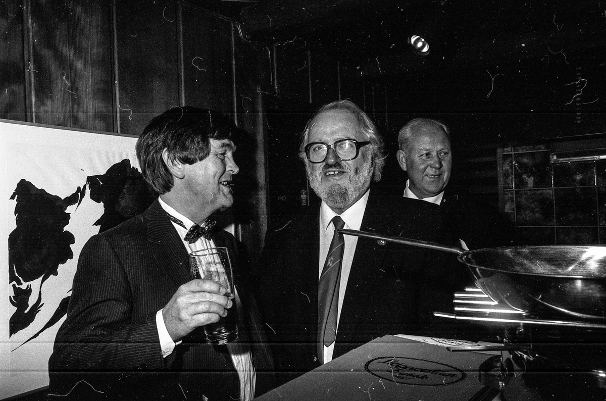 Båtmotormuseet åpnes i Drøbak. Drøbak Båtforenings Maritime samlinger er navnet.
Øystein Øystå, ordfører Bjørn Loge, Kjell Aukrust og Jahn Otto Johansen.
Fotograf: ØB Ukjent